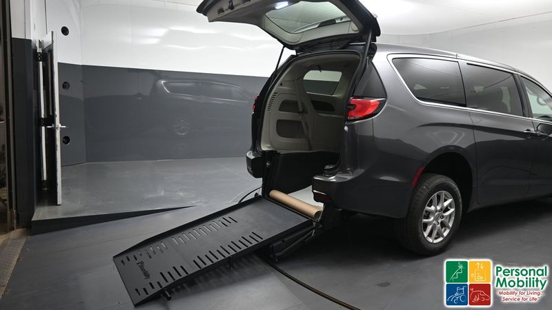 2023 Chrysler Pacifica BraunAbility Chrysler Manual Rear-Entrywheelchair van for sale