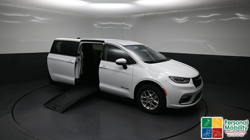 2023 Chrysler Pacifica BraunAbility Chrysler Companion Vanwheelchair van for sale